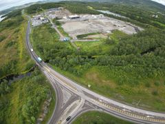 Trafikkfarlig: Dagens flyplasskryss ligger på ett plan. Det er uoversiktlig, trafikkfarlig og E10 er skiltet med nedsatt hastighet forbi området. De som sykler og går mellom flyplassen, hotell og næringsområdet må kysse E10 og gå et lengere stykke på vegen skulder for å komme frem.