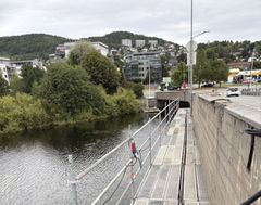 Rekkverket på Holmenbrua i Drammen skal utbedres med ny håndløper og nytt rekkverk. Foto: Statens vegvesen