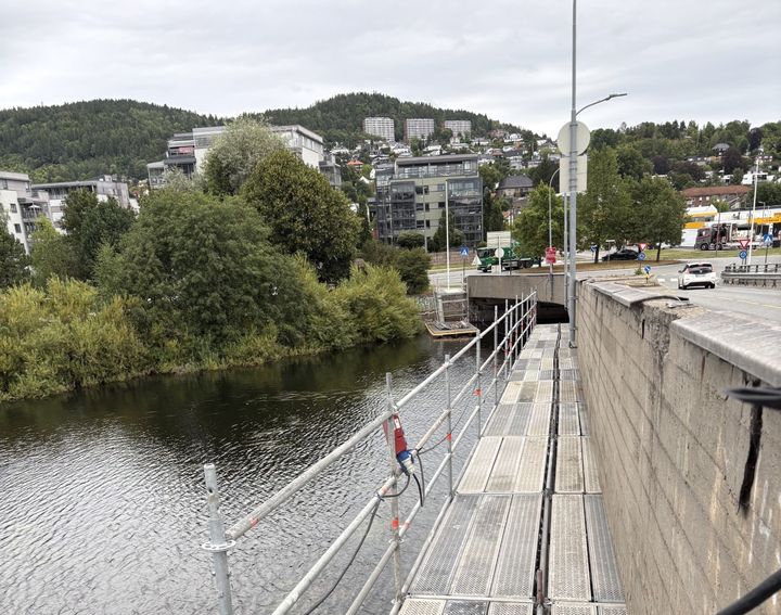 Rekkverket på Holmenbrua i Drammen skal utbedres med ny håndløper og nytt rekkverk. Foto: Statens vegvesen