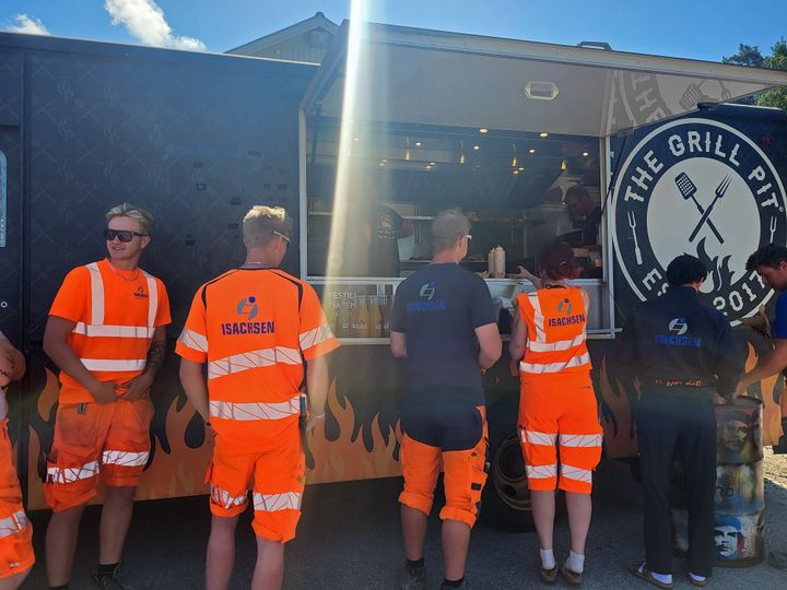 Det var nydelig vær da både entreprenøren Isachsen Anlegg AS og byggherre Statens vegvesen markerte at det etter ett år med anleggsdrift fortsatt kan skrives null i oversikten over personskader og alvorlige hendelser på prosjektet.