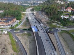 E39 Osli–Hove er bygget ut til firefeltsveg med nye kryss, bruer og lokalveger. Strekningen åpnet for trafikk i august 2026.