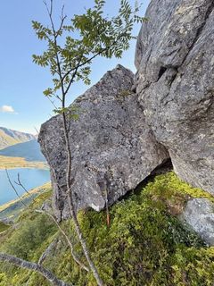 Bildet viser en stor steinblokk i fjellsiden der man også ser deler av Gullesfjordbotn 450 meter lengere nede. Bildetskten sier, Føre-var-prinsippet: Ca. 450 høydemeter over Gullesfjordbotn ligger en steinblokk på nesten 40 tonn. Nå skal den sprenges bort slik at den ikke kommer ned av seg selv en gang i fremtiden.