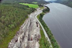 Det er veg i området her som skal ferdigstilles i kontrakten, vi ser utover Vinjefjorden mot Barhals og så videre vestover mot Haukvika og Staurset.