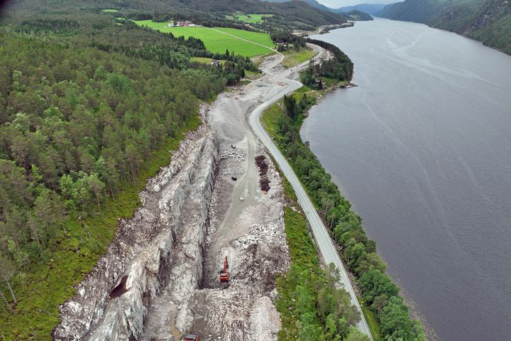 Det er veg i området her som skal ferdigstilles i kontrakten, vi ser utover Vinjefjorden mot Barhals og så videre vestover mot Haukvika og Staurset.