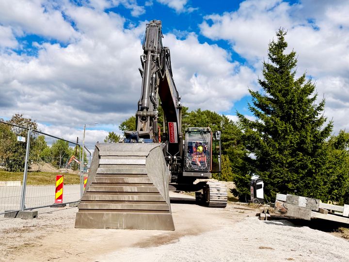Gravemaskinene er på plass og satt i arbeid. Mellom Nygårdshaugen og Holmegil i Sarpsborg bygges det nå ny gang- og sykkelveg.