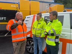 Byggeleder Frode Tufteland i Statens vegvesen (fra v.), driftsleder Magne Eikås og daglig leder Eivind Iden i Presis Vegdrift. Foto: Lars Olve Hesjedal, Statens vegvesen