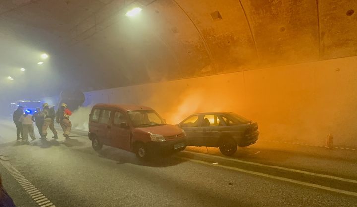 Bilde fra en beredskapsøvelse. Statens vegvesen og nødetatene trener jevnlig på å håndtere ulykker og andre hendelser i tunnel. (Foto: Tina Vestersager / Statens vegvesen)