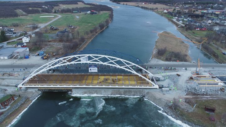 Foto av nye Storslett bru på E6 i Troms, da den ble flyttet på plass i november 2025.