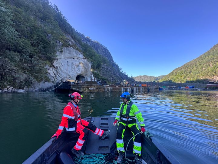 Aldri har vegbyggere drevet tunnel fra en lekter, slik Statens vegvesen og  Arbeidsfellesskapet ARL  (Risa og Leonhard Nilsen & Sønner) gjør innerst i Lovrafjorden i Ryfylke. Prosjektlederne Geir Strømstad og Bernt-Jøran Reinholdsen leder et krevende arbeid.