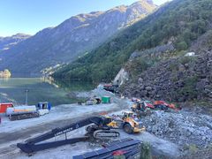 Terrenget byr på store utfordringer innerst i Lovrafjorden. Både sjøbunnen og fjellet er krevende.