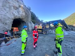 Fra lekten skal entreprenørene drive en 190 meter lang og bratt tilførselstunnel opp til vegtunnelen. Høydeforskjellen er 17 meter. Prosjektlederne Geir Strømstad og Bernt-Jøran Reinholdsen er imponert over jobben arbeidsleder Finn Christian Gundersen og resten av tunneldriverne gjør.