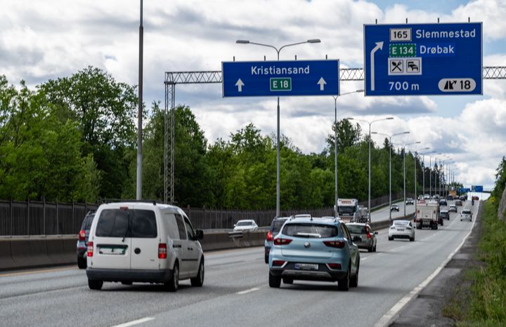 Biler kjører på bilvei i Oslo