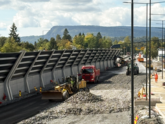 Veien vil legges opp til det som blir den nye E18-traseen, bak den nye støyskjermen på Ramstadsletta.