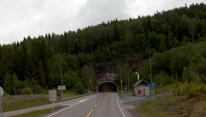 Mellom 13.-18. september skal Statens vegvesen utføre arbeid på isolasjon, armering og tunnelveggene i E16 Lunnertunnelen.