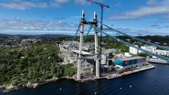 Bildet viser Nye Sotrabru og brutårnet på Sotrasiden og anleggsområdet i Knarrevika. Dronefoto er tatt i august i år.