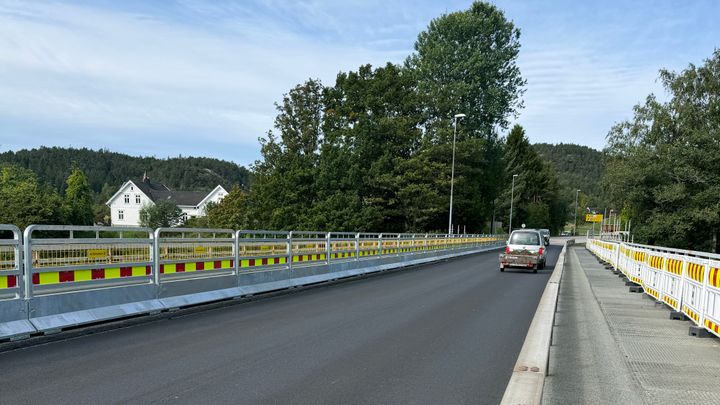 Arbeidet med overflatebehandling og nytt rekkverk starter nå opp på rv. 41 Kjevik bru. Både bilister og myke trafikanter kan passere brua mens arbeidet pågår, men farten blir satt ned av sikkerhetsmessige hensyn.