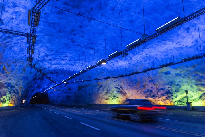 Oppgraderinga av E16 Lærdalstunnelen startar 16. november. Foto frå ein av dei lyssette fjellhallane inne i den 24,5 km lange tunnelen.