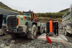 Bildet viser en en hjullaster og en dumper som lader batteriene. Bildeteksten sier, Null utslipp: På den ene siden av Røldalstunnelen har prosjektet E134 Røldal-Seljestad satt krav om tunneldrift uten utslipp. Her lader både hjullasteren og en av dumperne batteriene før opplasting og utkjøring av sprengt stein.