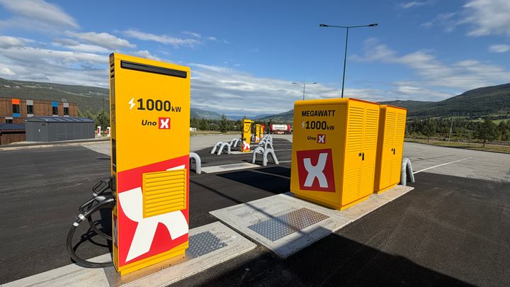 Hurtilglading for tungbiler i Vinstra vegpark ved E6 i Gudbrandsdalen. (Foto: Uno-X Mobility Norge)