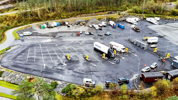 Dronebilete av døgnkvileplassen ved E39 Sande i Sunnfjord.