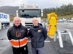 Asko-sjåfør Morten Abrahamsen (til v.) er godt nøgd med døgnkvileplassen og lademoglegheitene som Uno-X (her ved Bjørnar Holen, teknisk leiar tungbillading) har bygd opp.
