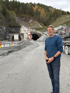mann som står ved tunneler