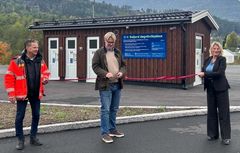Snorklipp for døgnkvileplassen i Seljord. Frå venstre Ingmar Ulvenes (Statens vegvesen), Morten Natadal (NLF) og Seljord-ordførar Solveig Sundbø Abrahamsen. Foto: Statens vegvesen