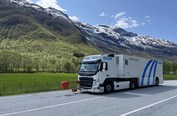 Rapid Pavement Tester (Raptor) måler vegens bæreevne i vanlig trafikkfart. Traileren er utstyrt med tolv lasermålere og georadar, som gir detaljert informasjon om både vegens styrke og oppbygning uten å forstyrre trafikken. (Foto: Rambøll)