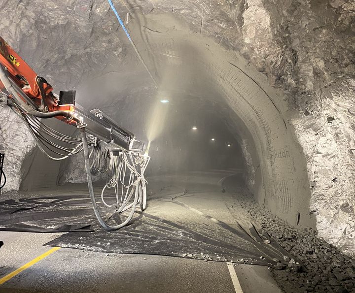 Denne veka og neste legg Statens vegvesen sprutbetong i fleire Hardanger-tunnelar. Foto: Statens vegvesen