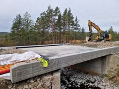 Ljosåna bru har fått ny bruplate.