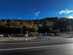 Bildet viser innfartsparkeringen på Storavatnet som åpnet i juli i år. Den nye, midlertidige bussterminalen ligger på motsatt side av veien fra innfartsparkeringen.