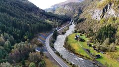Den nordlege delen av strekninga E16 Åsbrekkegjelet-Skromle bru, ferdig utbetra. Foto: Rasmus Søgnen, Statens vegvesen