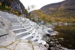 Betongtrapp ned mot Lærdalsfjorden ved Røyrnes.