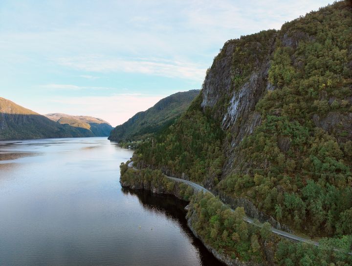 Bildet viser E16 ved Fossneset. Her skal det skredsikres og sprenges ut for å gjøre plass til en ny rundkjøring på dagens E16.