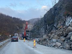 Bratte fjellsider skal tas ned for å utbedre riksveg 52 ved Storeskar. Vegen må stenges når sprengings- og opprydningsarbeid utføres. Denne fjellskrenten ligger øst for brua over Mørkedøla.