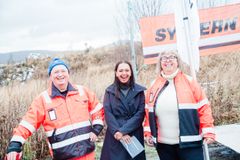 Fornøyd gjeng: Prosjektleder Geir Hartz Jørgensen, samferdselsminister Kamzy Gunaratnam og fungerende utbyggingsdirektør, Ingunn Foss, er glad for at byggingen av det nye og sikre flyplasskrysset nå er i gang.