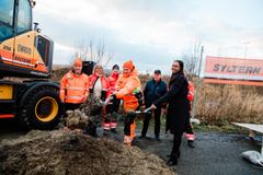 Bildet viser samferdselsministeren og en lærling fra Syltern AS som hiver sand og jord med hver sin spade. bildeteksten sier, Lærling hos Syltern AS, Steffen Øverli Vold fra Snåsa fikk æren av å ta første spadetak i prosjektet E10 Evenes Flyplasskryss sammen med samferdselsminister Kamzy Gunaratnam (Ap)