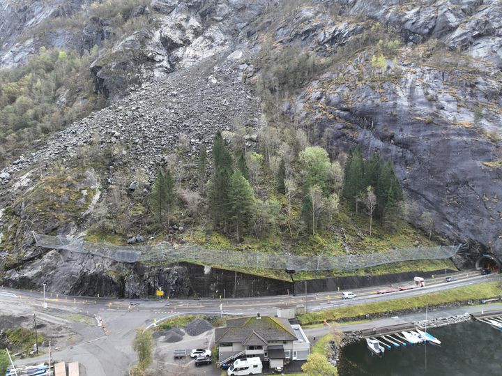 To fanggjerde, bygde saman til eitt på dryge 400 meter, er no ferdig montert i E134 Fjæra i Etne i Vestland. Foto: Jens Øyen Tveit, Statens vegvesen