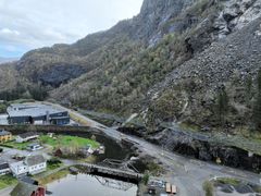 To fanggjerde, bygde saman til eitt på dryge 400 meter, er no ferdig montert i E134 Fjæra i Etne i Vestland. Foto: Jens Øyen Tveit, Statens vegvesen