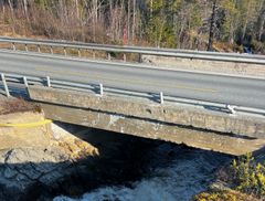 Trafikken er lagt over på en midlertidig bru mens Tevla bru på E14 rives og bygges på nytt.