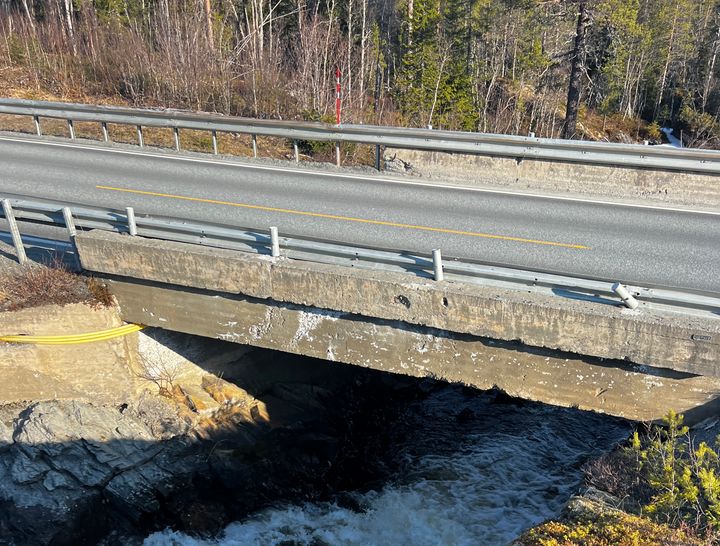 Trafikken er lagt over på en midlertidig bru mens Tevla bru på E14 rives og bygges på nytt.