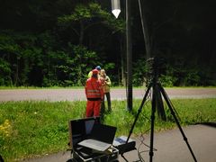 forskere sjekker insektfeller under lysmast