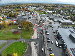 Dronefoto som viser observert ferdsel av myke trafikanter gjennom og langs anleggsområdet ved Iseveien. Den røde stiplede linjen viser ferdselslinjen som er observert benyttet av myke trafikanter.