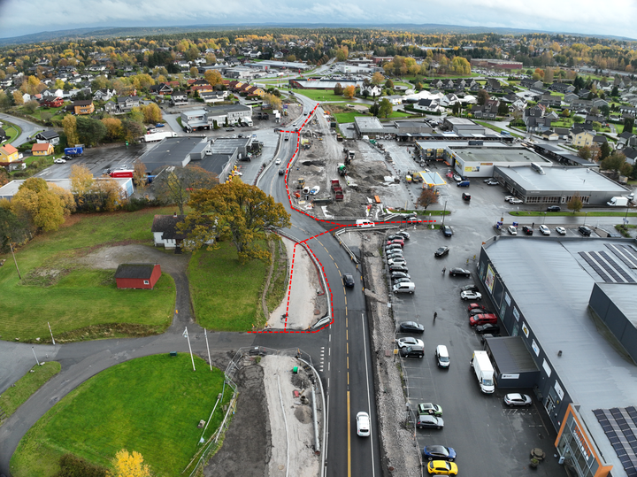 Dronefoto som viser observert ferdsel av myke trafikanter gjennom og langs anleggsområdet ved Iseveien. Den røde stiplede linjen viser ferdselslinjen som er observert benyttet av myke trafikanter.