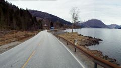 E39 her ved Løset blir nattestengd medan stikkrenna under vegen blir skifta.