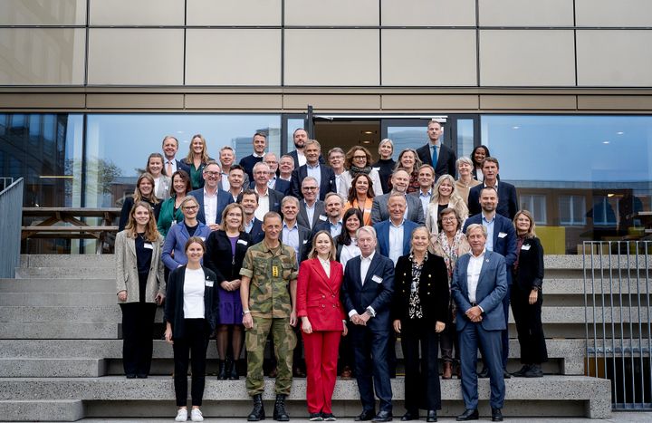 Forsvarssjefen avbildet sammen med statssekretær Ragnhild Syrstad og toppledere i Skift under CEO-møte hos Sintef.
