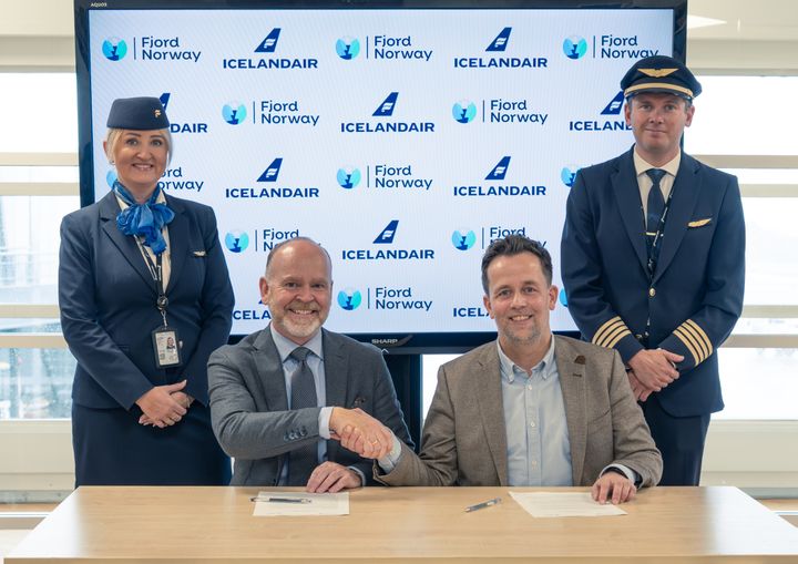 (F.v. foran) Stein Ove Rolland, adm. dir i Fjord Norge; Gísli S. Brynjolfsson, global markedsdirektør i Icelandair; (f.v. bak) Sigurlaug Petursdottir, kabinpersonale Icelandair; Axel Haraldsson, pilot i Icelandair. Foto: Erik Hatleli Aasen/Fjord Norge