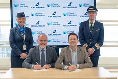 (F.v. foran) Stein Ove Rolland, adm. dir i Fjord Norge; Gísli S. Brynjolfsson, global markedsdirektør i Icelandair; (f.v. bak) Sigurlaug Petursdottir, kabinpersonale Icelandair; Axel Haraldsson, pilot i Icelandair. Foto: Erik Hatleli Aasen/Fjord Norge