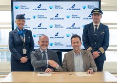 (F.v. foran) Stein Ove Rolland, adm. dir i Fjord Norge; Gísli S. Brynjolfsson, global markedsdirektør i Icelandair; (f.v. bak) Sigurlaug Petursdottir, kabinpersonale Icelandair; Axel Haraldsson, pilot i Icelandair. Foto: Erik Hatleli Aasen/Fjord Norge