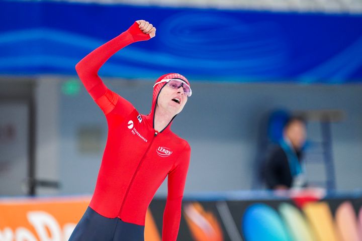 Sander Eitrem avbildet i forbindelse med verdenscupseieren på 5000 meter i Beijing før jul.